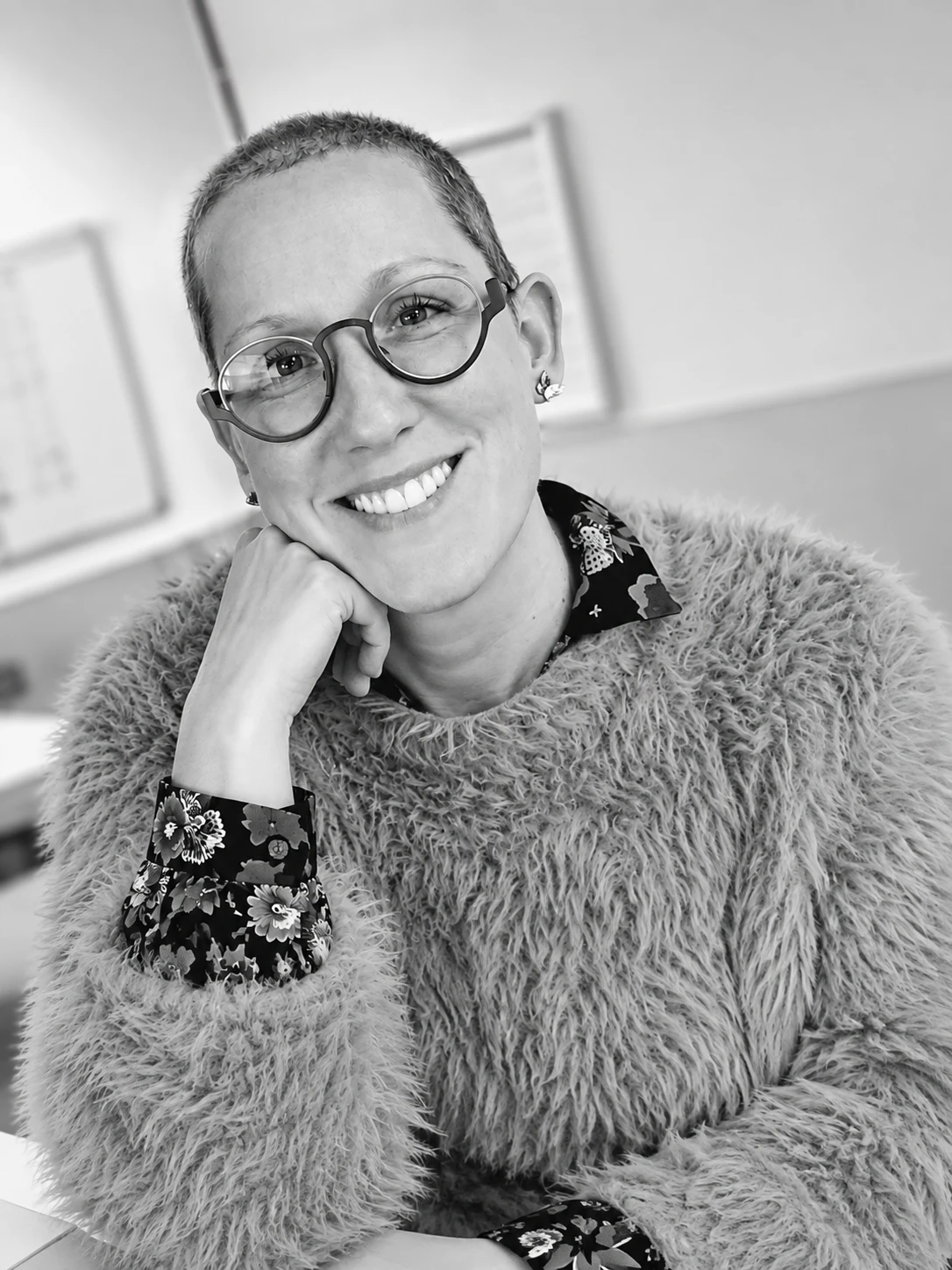 Laetitia Boutefeu, souriante, le menton posé sur la main
